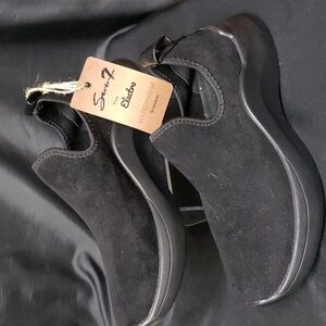 Seven7 NWT "Electra" Waterproof Slip-on Sneaker